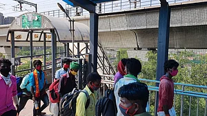 कोरोना के कम होते मामलों के बीच दिल्ली में पटरी पर लौट रही जिंदगी! काम की तलाश में राजधानी लौट रहे प्रवासी मजदूर