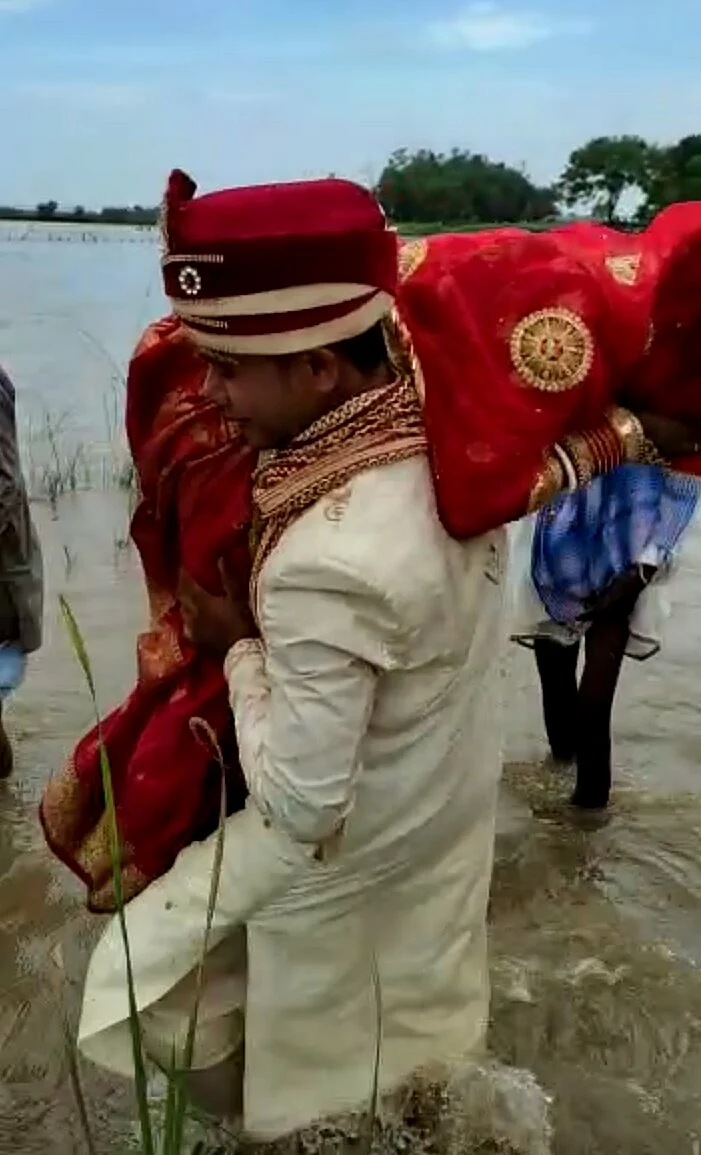 बिहार में बारिश, बाढ़ और आफत: विकास के दावों की खुली पोल! दूल्हे ने अपनी गोद में उठाकर दुल्हन को पार कराई नदी