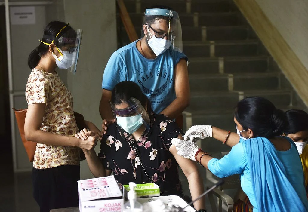 कोरोना वैक्सीन: देश के पास क्षमता भी है और बुनियादी ढांचा भी, लेकिन सरकारी नीतियों के भ्रम ने फैला दी अव्यवस्था