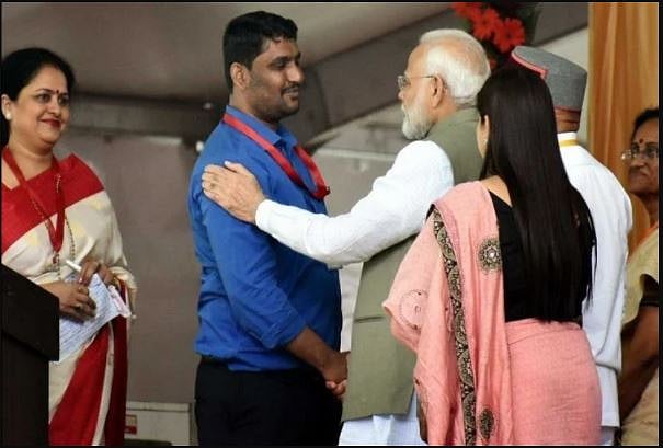 पीएम मोदी के साथ मंच साझा कर चुका है यूपी धर्मांतरण का आरोपी इरफान, पीएम दो-दो बार थपथपा चुके हैं पीठ