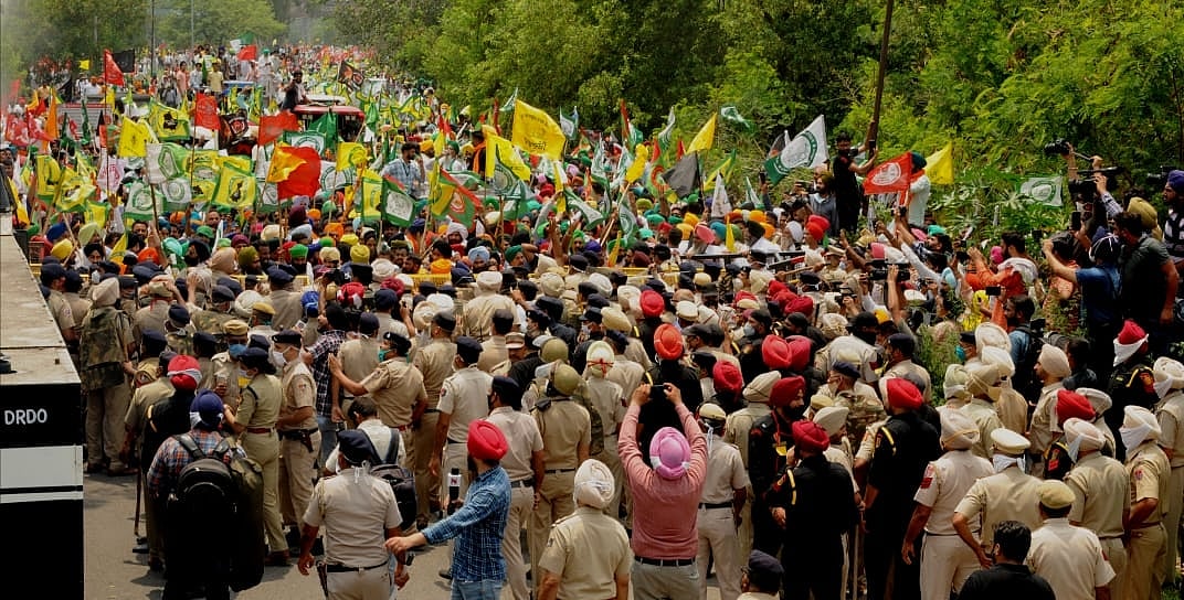 किसानों ने पंजाब और हरियाणा में दिखाई ताकत, चंंडीगढ़ घेरा तो अधिकारियों ने राज्यपालों के नाम लिया ज्ञापन