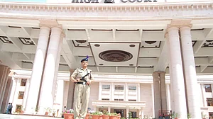 लिव इन में रह रही शादीशुदा महिला को संरक्षण देने से इलाहाबाद हाईकोर्ट का इनकार, 5 हजार रुपये का लगाया जुर्माना