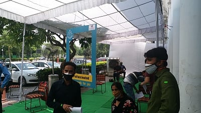 कल से फिर जगमग होगी दिल्ली, ऑड-ईवन फार्मूले पर खुलेंगे बाजार, कनाट प्लेस में दुकानदारों ने कराया वैक्सीनेशन