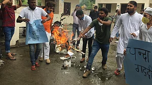 राम मंदिर भूमि खरीद घोटाले के खिलाफ NSUI ने फूंका योगी-मोदी का पुतला, अयोध्या कूच की दी चेतावनी