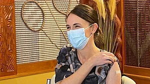 दुनिया की 5 बड़ी खबरें: न्यूजीलैंड की पीएम ने ली कोरोना की वैक्सीन और नेपाल में आई बाढ़ में भारतीय, चीनी नागरिक लापता