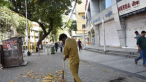 2 महीने के कड़े प्रतिबंध के बाद सोमवार से खुलेगा आधा महाराष्ट्र, जानें पहले चरण में कौन से जिलों को मिलेगी राहत?