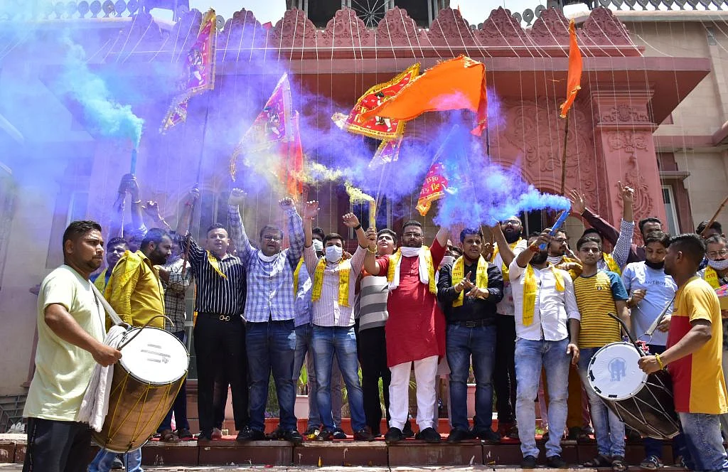 धर्मांतरण, जनसंख्या और लव जेहाद समेत कई तरह की प्रयोग भूमि बन रहा है उत्तर प्रदेश