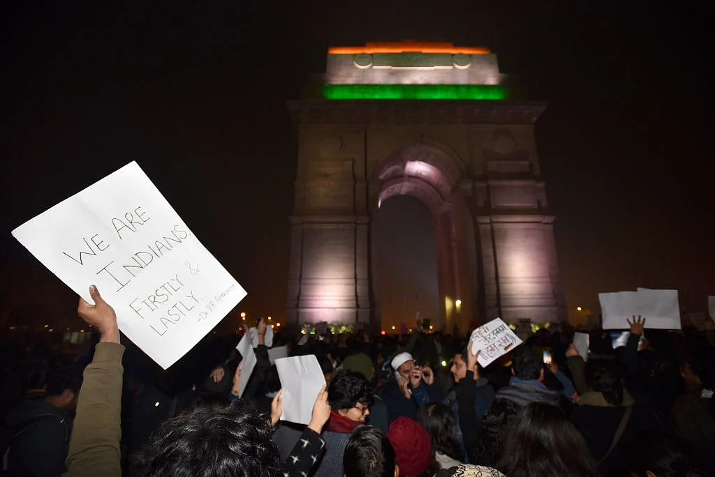 मनमानी के खिलाफ उठी असहमति की आवाज़ें दबाने के लिए सत्ता ने भारत को बना दिया देशद्रोहियों का देश