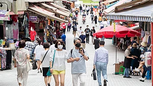 दुनिया की 5 बड़ी खबरें: पूर्ण टीकाकरण के बावजूद कोरोना संक्रमित हो रहे लोग और अमेरिका के कैलिफोर्निया में गोलीबारी