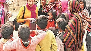 आकार पटेल का लेख: एनजीओ का गला नहीं घोंटा होता सरकार ने, तो कोरोना की लहर में शायद बच सकती थीं बहुत सी जानें