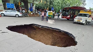 दिल्ली में बारिश ने सड़कों को किया खोखला, आईआईटी फ्लाईओवर के नीचे सड़क धंसने से बनी खाई