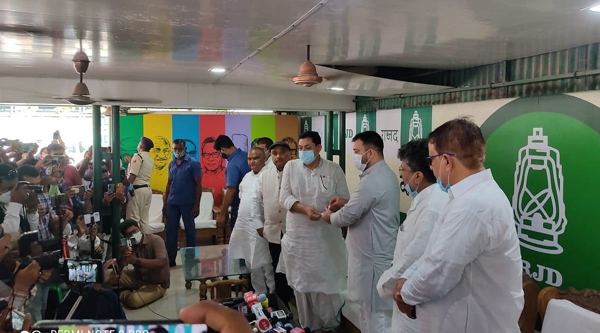 बिहार में नीतीश को बड़ा झटका, पूर्व जेडीयू विधायक आरजेडी में शामिल, तेजस्वी ने कहा- गिरी हुई सरकार का गिरना तय