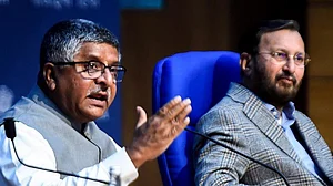 कैबिनेट फेरबदल: यूपी विधानसभा चुनाव से पहले मोदी की छवि चमकाने के लिए दे दी गई वरिष्ठ मंत्रियों की बलि