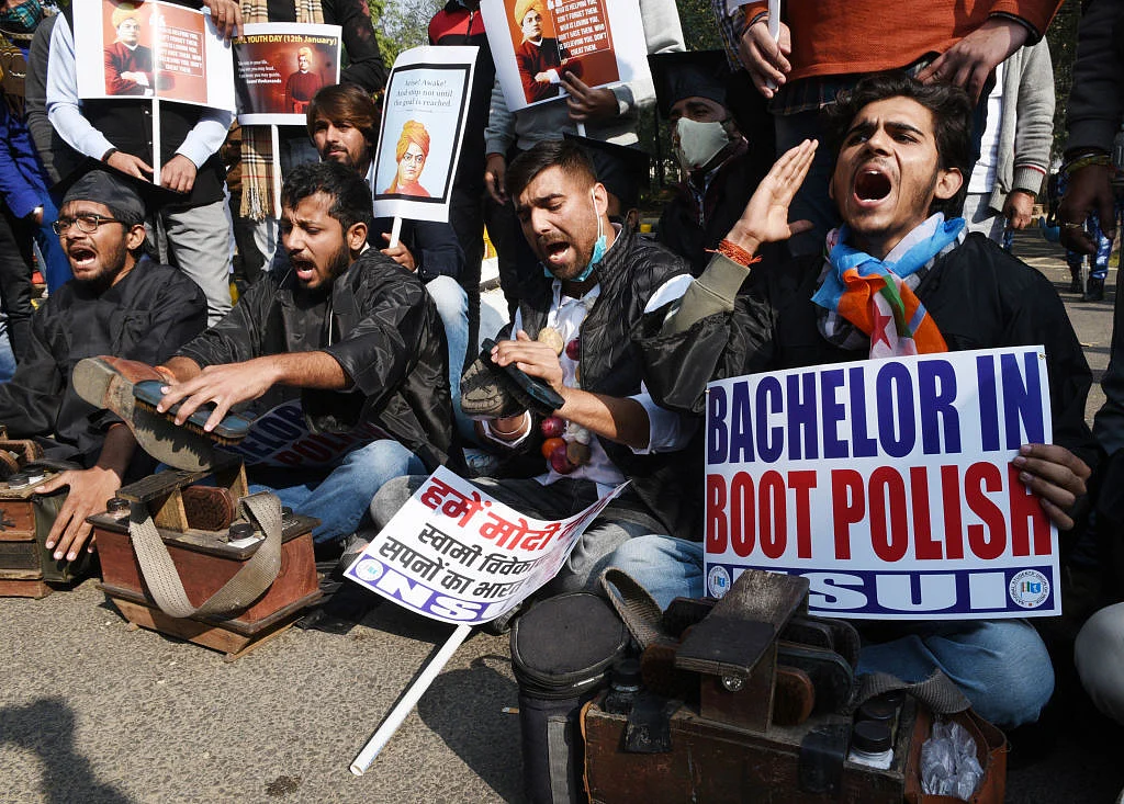 एक बार फिर आर्थिक संकट में घिरा हुआ है देश, लेकिन सरकार ने तो जैसे हथियार ही डाल दिए