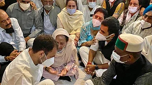 शिमला पहुंचर पूर्व CM वीरभद्र सिंह को राहुल गांधी ने दी श्रद्धांजलि, परिजनों से मुलाकात कर व्यक्त की संवेदनाएं