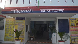 यूपी पुलिस ने घर में घुसकर बुजुर्ग मां और घर की दूसरी महिलाओं से की बदसुलूकी, क्षुब्ध युवक ने फांसी लगाकर दे दी जान