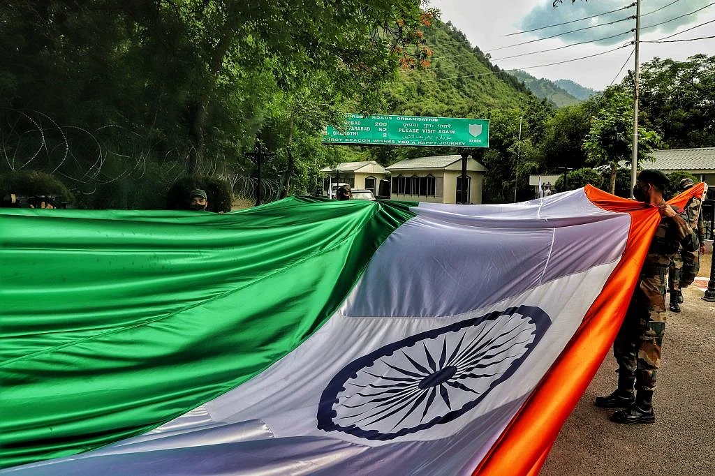 मोदी जी, देश का बंटवारा नेहरू जी के कारण नहीं, जिन्ना की जिद के कारण हुआ था...