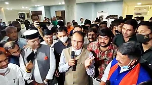 शिवराज-कैलाश ने गाया फिल्म 'शोले' का ये गाना, लोग बोले- जुबां पे दोस्ती के गीत और दिल में....