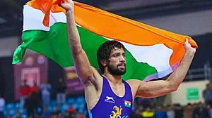 ओलंपिक में सिल्वर लाने वाले रवि दहिया पर इनाम की बौछार, खट्टर ने नौकरी के साथ 4 करोड़ रुपये देने का किया ऐलान