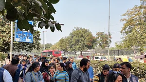 कोरोना का खौफ: शिक्षक संगठनों का दिल्ली विश्वविद्यालय खोलने का विरोध, कहा- अब तक 60 शिक्षकों की हो चुकी है मौत