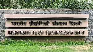 अफगान छात्रों की मदद के लिए आगे आए आईआईटी दिल्ली और जेएनयू जैसे संस्थान, हेल्पलाइन नंबर जारी