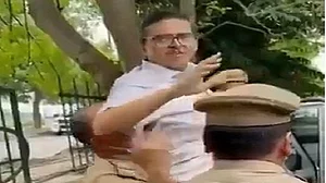 यूपी पुलिस ने पूर्व आईपीएस अमिताभ ठाकुर को किया गिरफ्तार, रेप के आरोपी सांसद को बचाने की साजिश रचने का आरोप