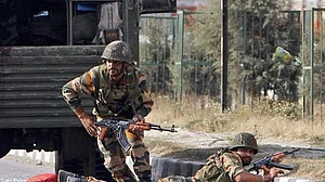 जम्मू-कश्मीर के कुलगाम में घिरे दो आतंकियों से मुठभेड़ जारी, दो जवान और दो नागरिक घायल