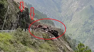वीडियो: हिमाचल में लैंडस्लाइड के बाद मलबे में दबीं रोडवेज बस समेत कई गाड़ियां, 40 लोग लापता!