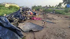 गुजरात में सड़क किनारे झोपड़ियों में सो रहे लोगों को ट्रक ने रौंदा, 8 की मौके पर ही मौत, 4 से ज्यादा लोग घायल