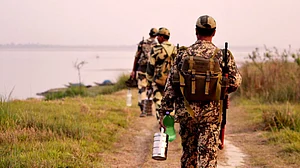 बांग्लादेशी तस्करों ने BSF जवानों पर किया हमला, जवाबी कार्रवाई में 2 ढेर