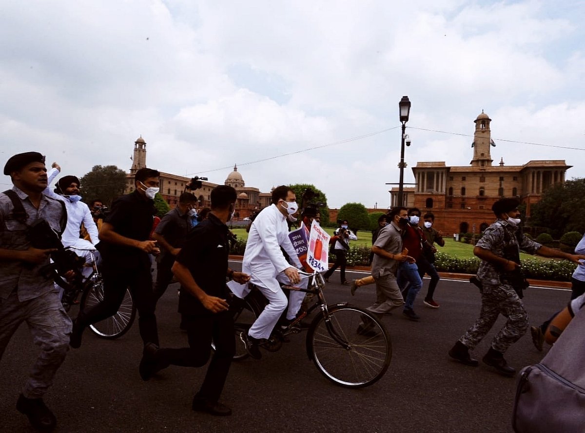 वीडियो: महंगाई के मुद्दे पर विपक्ष का हल्ला बोल! राहुल गांधी की अगुवाई में संसद तक निकाला साइकिल मार्च