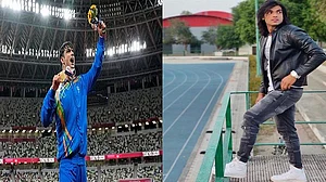 Tokyo Olympics में भारत को गोल्ड दिलाने वाले नीरज चोपड़ा के फैशन का जमाना हुआ दीवाना! देखें उनकी स्टाइलिस्ट तस्वीरें