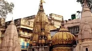 काशी मंदिर में 10 भ्रष्ट पुजारियों के पूजा करने पर लगी रोक, भक्तों से वसूली और दुर्व्यवहार के आरोपों पर कार्रवाई