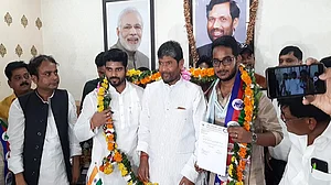तेजप्रताप ने जिस आकाश के लिए RJD में काटा बवाल, वह पारस के LJP में हुआ शामिल, बना छात्र इकाई का अध्यक्ष