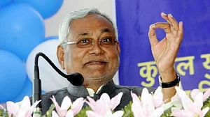 बदले-बदले से नजर आ रहे नीतीश कुमार, RJD के विवाद पर बोलने से बचे, कहा- उनका अंदरूनी मामला