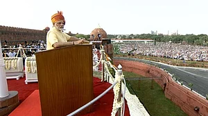 विष्णु नागर का व्यंग्यः लालकिला से मोदी जी का ननस्टॉप भाषण और आजादी की असली कीमत का एहसास!