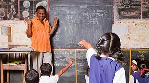 आखिर क्यों न बदतर हो बिहार में सरकारी स्कूलों की हालत, जब नीतीश सरकार की आंखों से सामने हो रहा है फर्जीवाड़ा