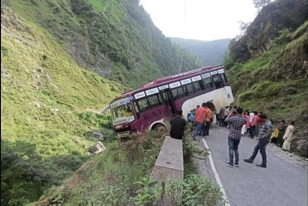 हिमाचल में हादसे के बाद हवा में लटकी बस, ड्राइवर ने जान पर खेलकर बचा ली 30 लोगों की जान