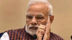 आकार पटेल का लेख: मोदी तो पहले ही खर्च कर चुके हैं अपनी अर्जित राजनीतिक पूंजी, मौजूदा संकटों से कैसे निकलेंगे