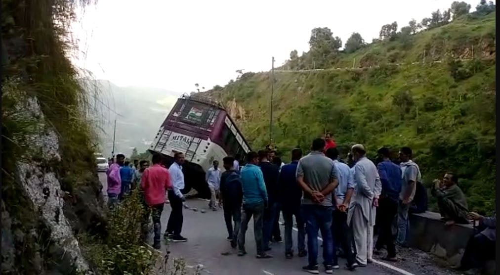 हिमाचल में हादसे के बाद हवा में लटकी बस, ड्राइवर ने जान पर खेलकर बचा ली 30 लोगों की जान