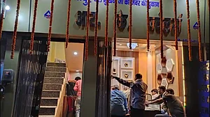 बिहार में फिल्मी स्टाइल में 2 ज्वेलरी दुकानों में लूट, आयकर अधिकारी बनकर दाखिल हुए लुटेरों ने मचाया तांडव