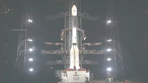 EOS-3 सैटेलाइट लॉन्च: इसरो के मिशन को आखिरी मिनट में लगा झटका, क्रायोजेनिक इंजन में आई खामी
