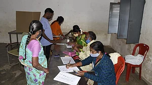 बिहार: औरंगाबाद में पंचायत चुनाव के दौरान हिंसा, मतदान केंद्र पर फायरिंग कर बूथ कब्जा करने की कोशिश