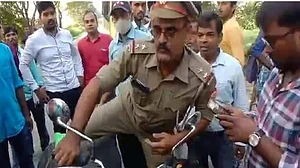 वीडियो: UP में दारोगा की दबंगई! सामान ले जाने का भाड़ा मांगने पर बस कंडक्टर को पीटा, विरोध पर छात्रों को भी दिखाई धौंस