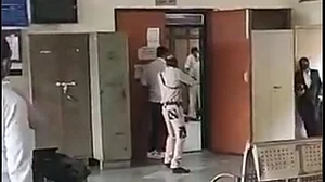 दिल्ली कोर्ट में शूटआउट से नाराज वकील करेंगे हड़ताल, कांग्रेस ने कहा- अपराधियों की राजधानी बनी देश की राजधानी