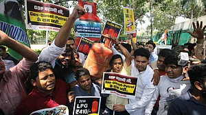 महंगाई के खिलाफ सड़क पर उतरे कांग्रेस के कार्यकर्ता, पेट्रोलियम मंत्रालय के बाहर विरोध प्रदर्शन