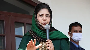 महबूबा मुफ्ती का मोदी सरकार पर हमला, कहा- मैं घर में नजरबंद, कश्मीर में हालात सामान्य होने का दावा झूठा