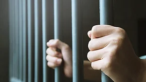 दिल्ली की मंडोली जेल में कैदियों ने 'जानबूझकर' खुद को किया घायल, एक-दूसरे को घोंपे छुरे