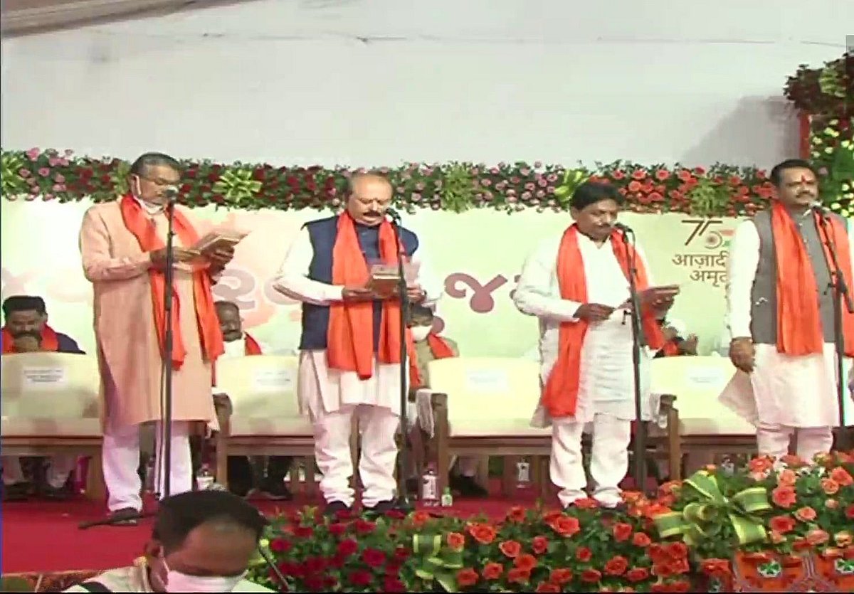 गुजरात में नई कैबिनेट ने ली शपथ, बनाए गए 24 नए मंत्री, पुराने सभी मंत्रियों की छुट्टी, देखें पूरी लिस्ट