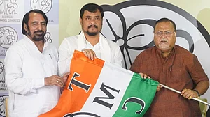 पश्चिम बंगाल में बीजेपी को एक और झटका, एक और विधायक ने थामा तृणमूल कांग्रेस का हाथ, साथ छोड़ने पर मांगी माफी